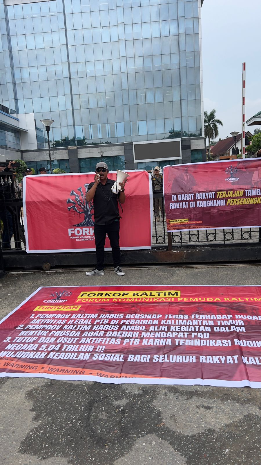 FORKOP Kaltim menggelar aksi unjuk rasa di depan Kantor Gubernur Kalimantan Timur, Jalan Gajah Mada, Samarinda, Selasa (24/6/2025)