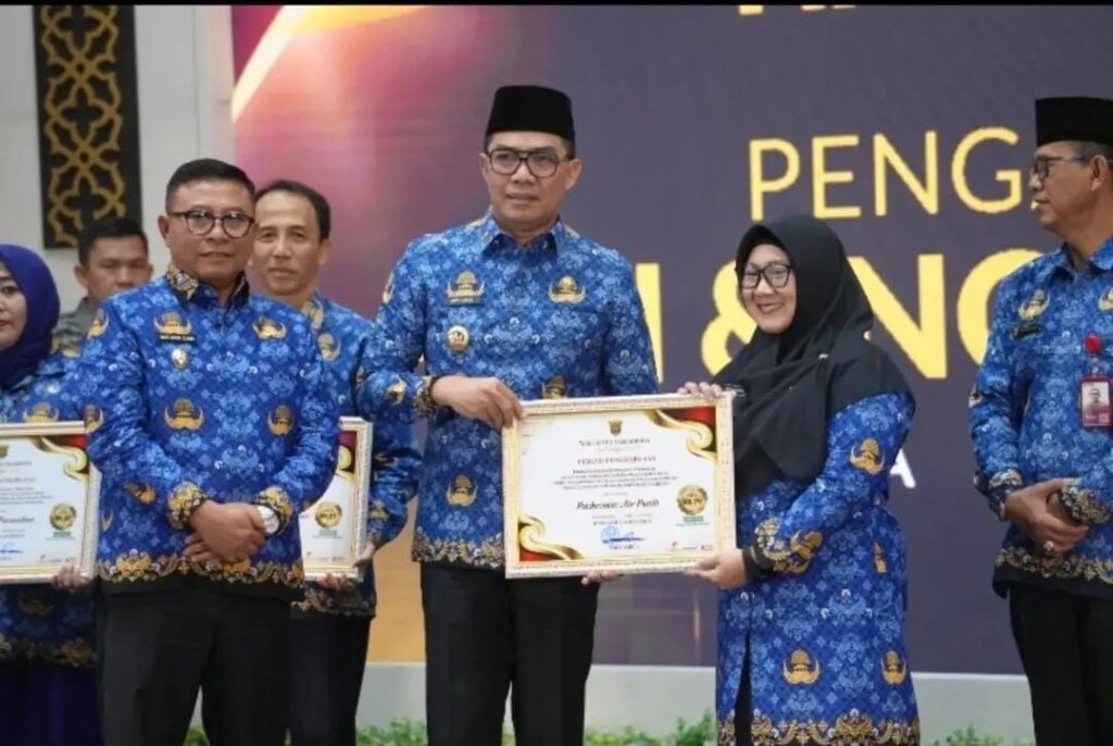 Pemkot Samarinda Memberikan Penganugerahan bagi Aparatur Sipil Negara (ASN) dan non-ASN berprestasi tahun 2024 di GOR Segiri, Kamis (17/4/2025).