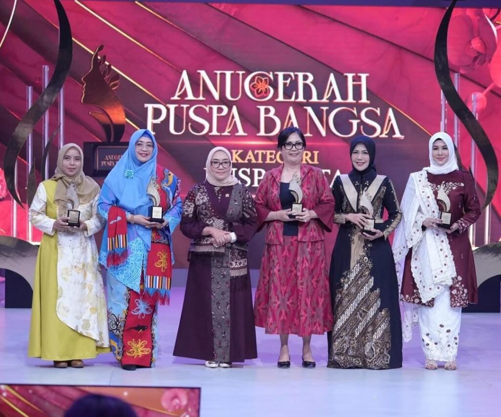 Ketua TP PKK Kota Samarinda, Rinda Wahyuni Andi Harun, menerima Anugerah Puspa Cita dalam malam Penganugerahan Puspa Bangsa 2025 di Jakarta pada Minggu (20/4/2025) malam.
