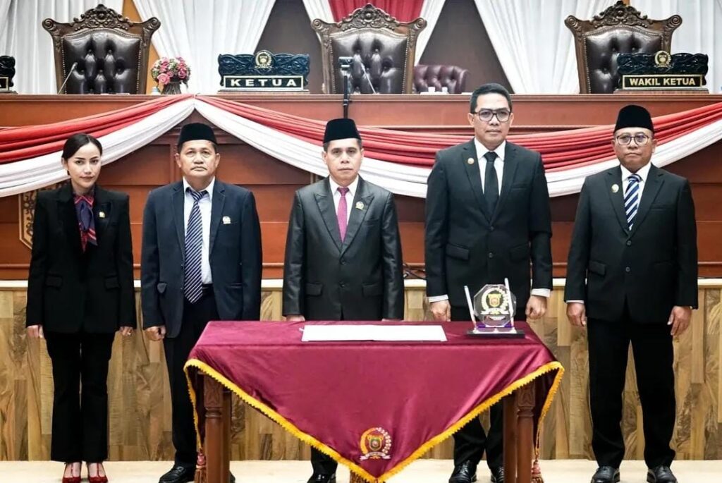 DPRD Kota Samarinda bersama Wali Kota Andi Harun Menandatangani Nota Kesepakatan Rancangan Awal RPJMD tahun 2025–2029 dalam Rapat Paripurna di Gedung DPRD, Rabu (23/4/2025).