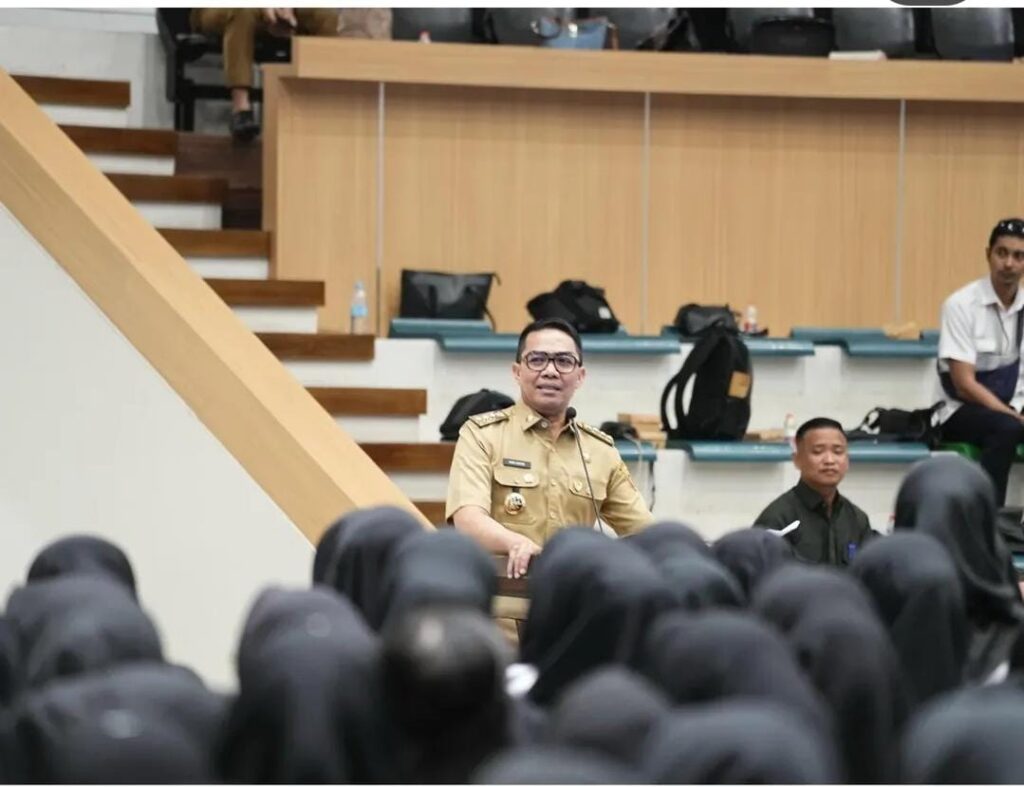 Pemkot Samarinda melalui BKPSDM Menyerahkan Surat Keputusan (SK) Pengangkatan Kepada 1.300 Pegawai Pemerintah dengan Perjanjian Kerja (PPPK) di GOR Segiri, Senin (28/4/2025).