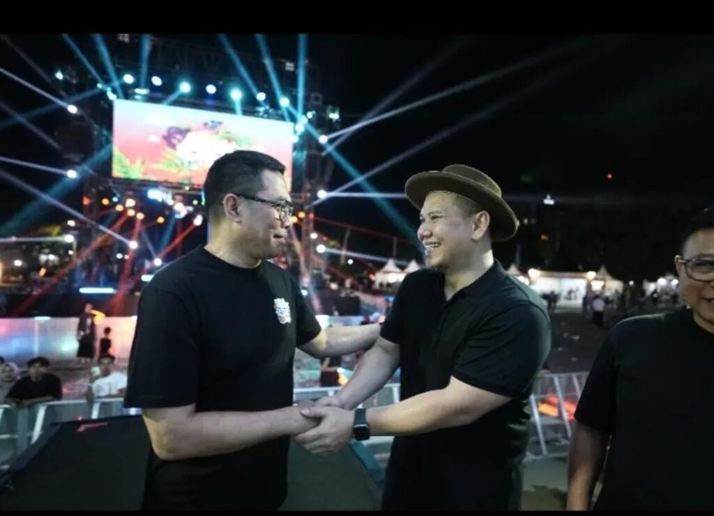Wali Kota Samarinda Meresmikan Samarinda Festival 2025 di Lapangan GOR Segiri, Rabu malam (30/4/2025).