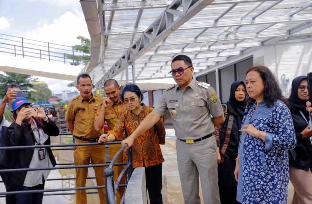 Wali Kota Samarinda Saat Acara Peletakan Batu Pertama Ruang Publik Berketahanan Iklim di kawasan Pasar Segiri, Kamis (19/5/2025).