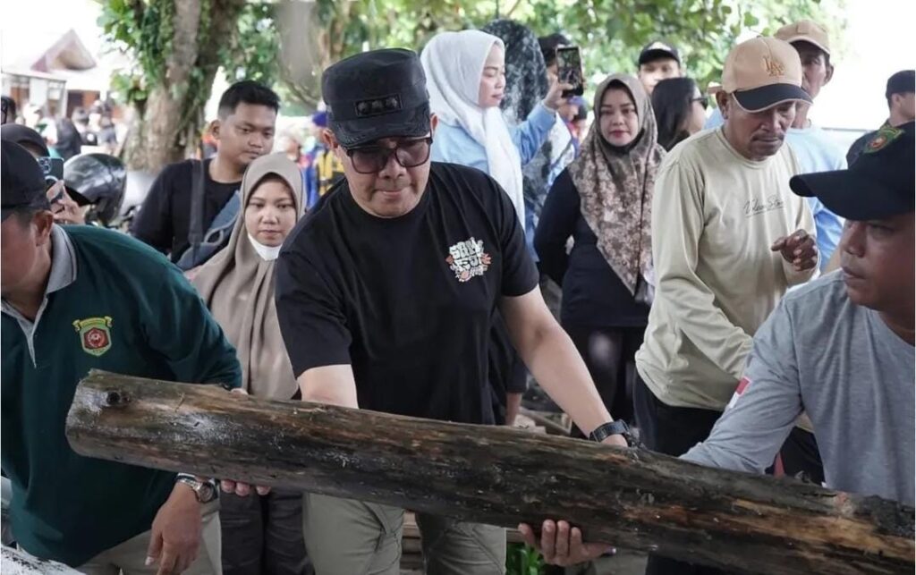 Walikota Samarinda bersama DLH Menggelar Aksi Bersih-Bersih SKM dalam Kegiatan Bertajuk Gerakan Perahu Ketinting Pungut Sampah, Sabtu pagi (31/5/2025).
