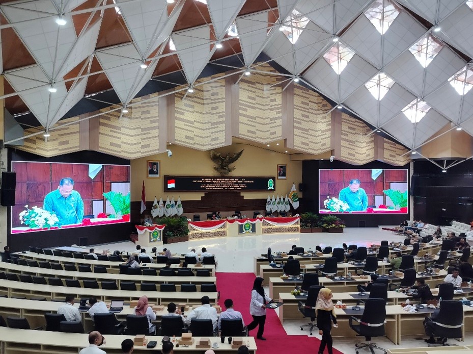 Ketua Pansus LKPJ Gubermur Kaltim, Agus Suwandy saat sampaikan Lapaoran di Rapur Ke-17 DPRD Kaltim