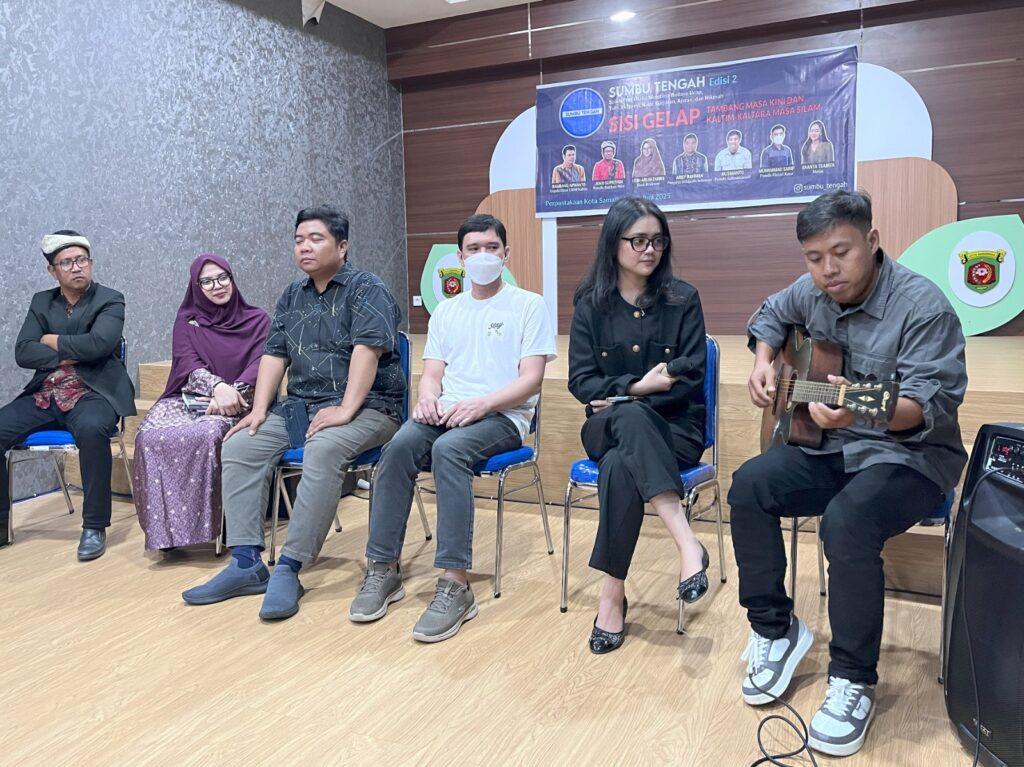 Sesi memainkan lagu Menjadi Manusia oleh salah satu narasumber dalam forum diskusi.(Istimewa)