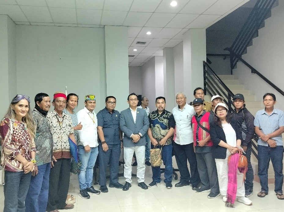 Wakil Ketua Komisi II DPRD Kaltim, Sapto Setyo Pramono bersama masyarakat terkait sengketa lahan