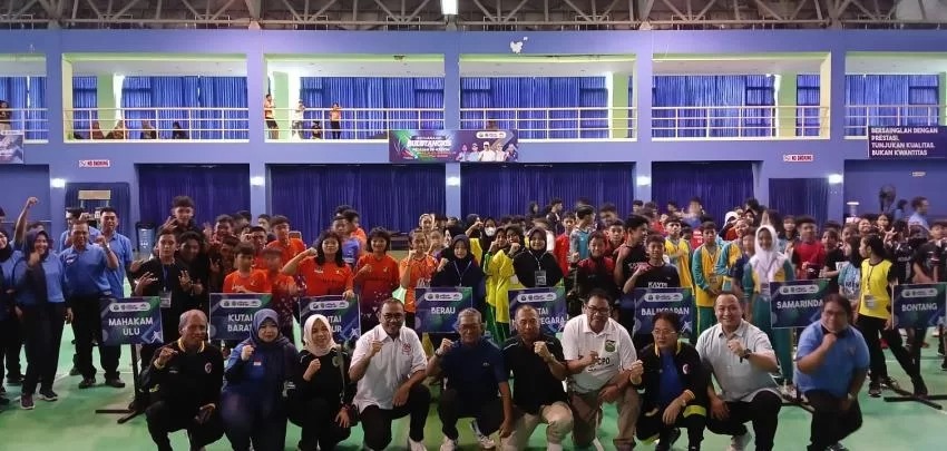 Pembukaan kejuaraan Kejuaraan Bulutangkis Piala Gubernur Kaltim