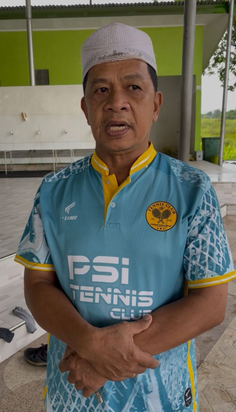 Ketua RT 29 Sempaja Selatan menjelaskan kondisi lingkungan yang kerap dipenuhi sampah plastik, diduga berasal dari kawasan GOR Kadrie Oening