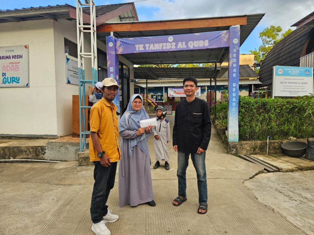Kaltimnow.id menyalurkan bantuan Corporate Social Responsibility (CSR) kepada Majelis KIAI (Kajian Intensif Ahad Pagi) di kawasan Polder Air Hitam, Kecamatan Samarinda Ulu, Kamis (5/2/2026).