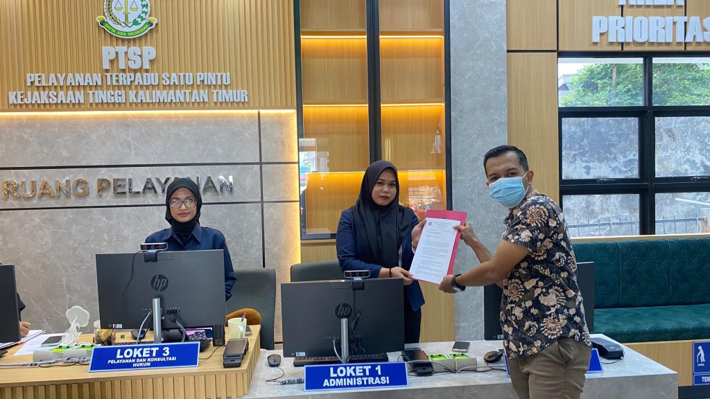 Perwakilan Jamper Kaltim saat menyerahkan laporan terkait dugaan Penyimpangan Pengelolaan Dana BOS Disdik Kutim ke Kejati Kaltim