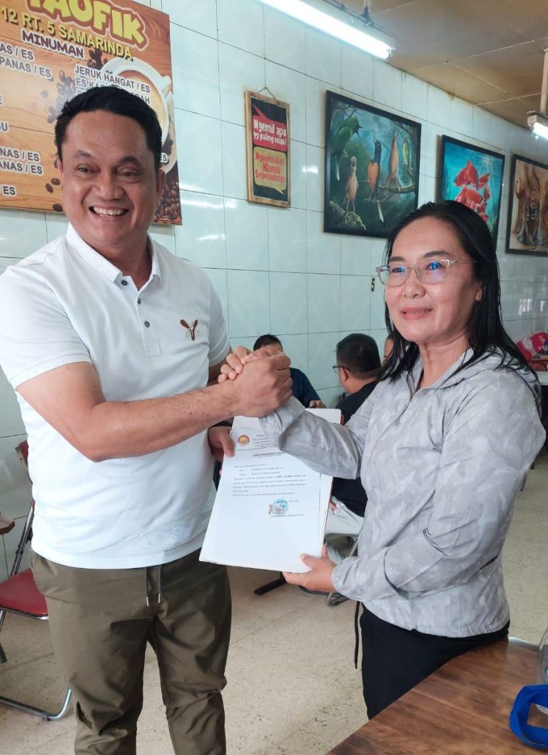 Bakal Calon Ketua Umum Pengprov POBSI Kaltim Periode 2026-2030 Haji Agus saat menerima surat dukungan dari Ketua POBSI Kabupaten Mahakam Ulu