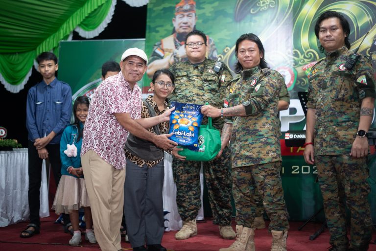 Ketua Cabang (Kacab) LPADKT Kota Samarinda, Jemriantho saat meyerahkan bantuan sosial berupa sembako kepada perwakilan kelompok masyarakat.