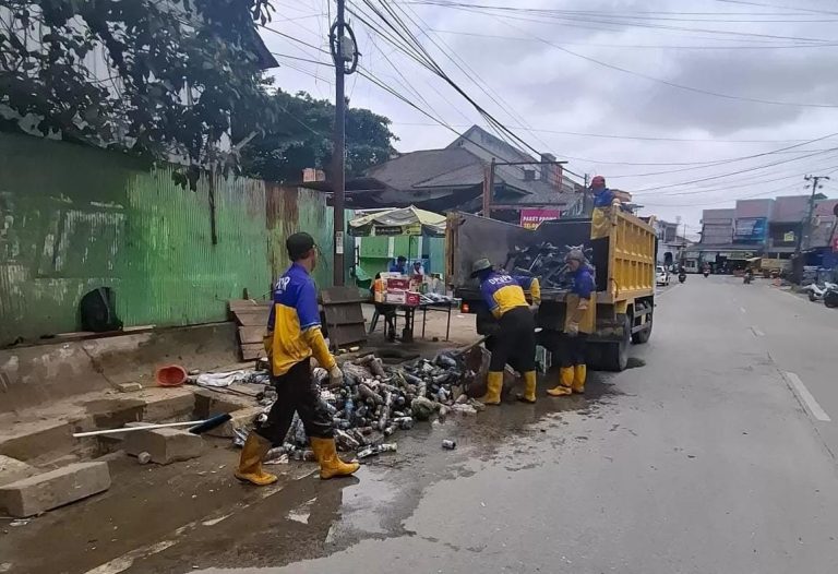 Petugas kebersihan DLH di yang membersihkan jalan di Samarinda/doc