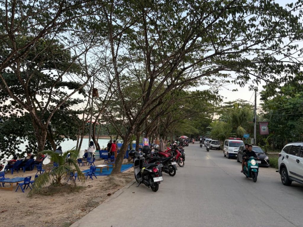 Suasana aktivitas Folder Air Hitam saat menjelang sore hari