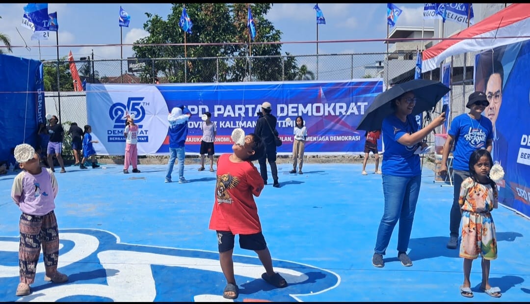 Suasana Lomba Rakyat dalam Memperingati Hari Ulang Tahun (HUT) ke-81 Kemerdekaan Republik Indonesia sekaligus HUT ke-25 Partai Demokrat di Lapangan Volly Prepav Jalan Piano Samarinda, Minggu (23/08/2026)