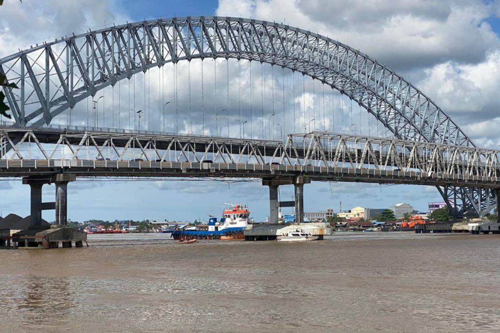 assist kapal di bawah jembatan mahakam/doc