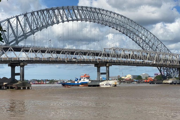 assist kapal di bawah jembatan mahakam/doc