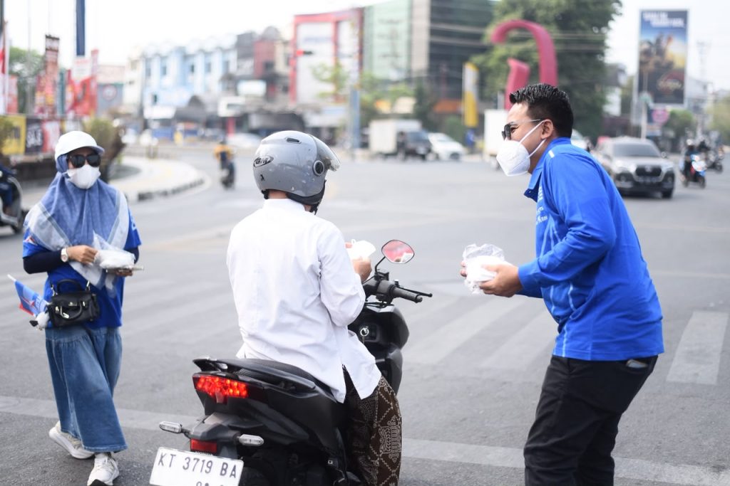 Demokrat Kaltim Berbagi Masker untuk pengguna Jalan di Kota Samarinda