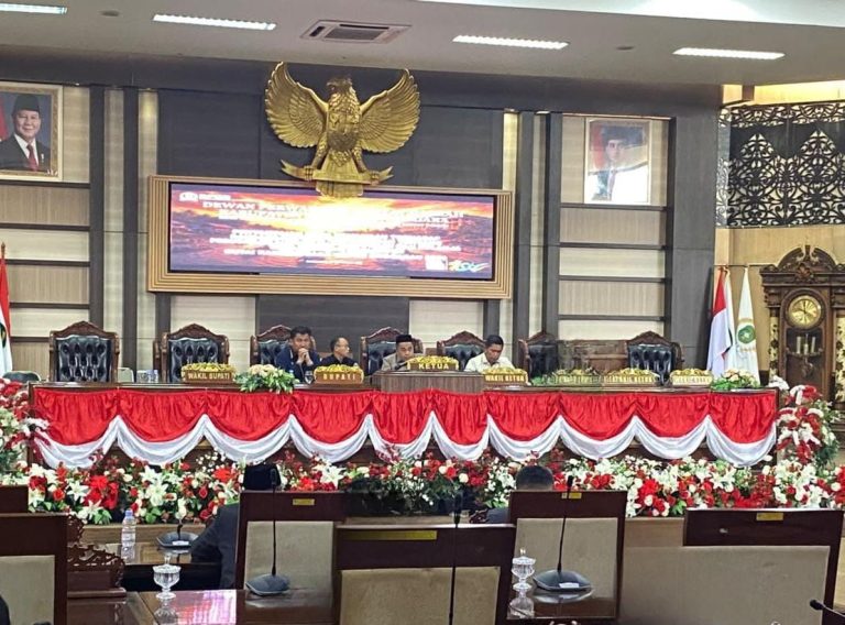 Rapat Paripurna ke-7 Masa Sidang I DPRD Kabupaten Kukar dengan agenda penyampaian Nota Keuangan terhadap Raperda tentang Perubahan APBD Kukar 2026 yang digelar pada Selasa (29/9/2026). (Foto: katamedia.co)