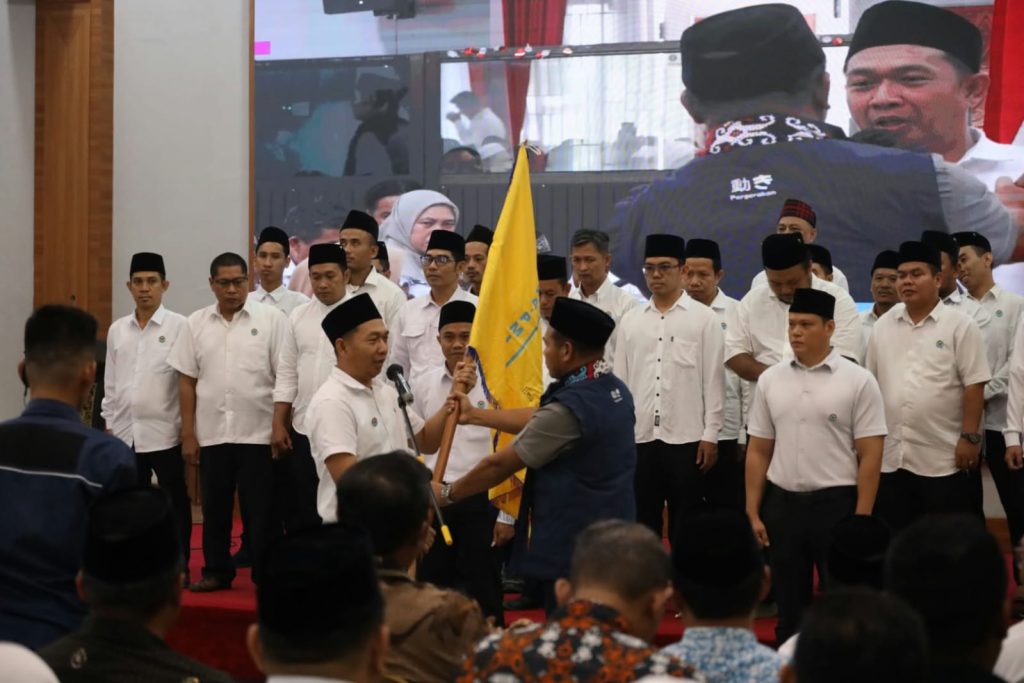 Asisten I Sekretariat Kabupaten Kukar, Akhmad Taufik, mewakili Bupati Kukar, Aulia Rahman Basri hadir dalam pelantikan IKA PMII, Rabu (21/10/2026). (Foto: Paper Kukar)