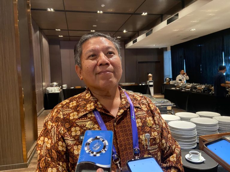Asisten II Bidang Perekonomian dan Pembangunan Sekretariat Kabupaten Kukar, Muhammad Iriyanto saat diwawancarai media. (Foto: katamedia.co)