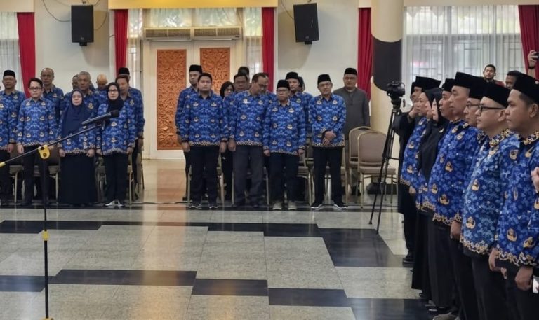 Bupati Kukar, Aulia Rahman Basri melantik sejumlah pejabat, Jumat (23/10/2026). (Foto: katamedia.co)