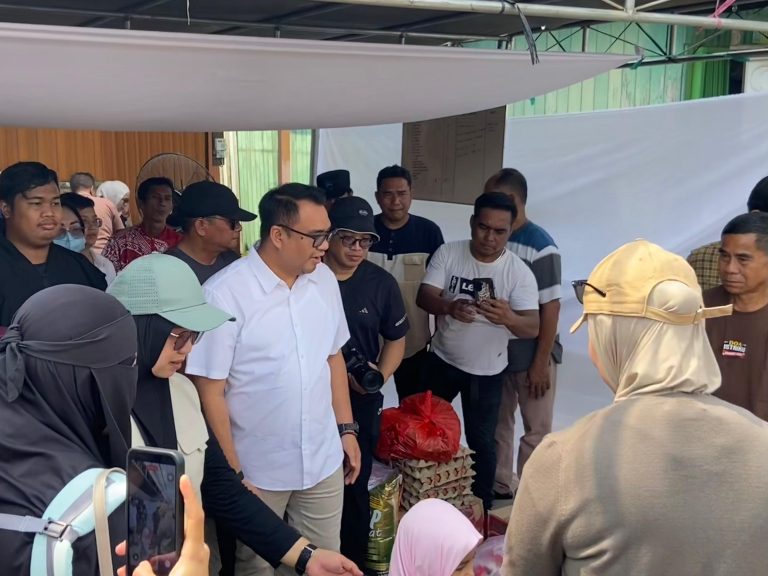 Bupati Kukar, Aulia Rahman Basri saat berada di posko bencana kebakaran di Jalan Kartini, Loa Ipuh, Tenggarong, Minggu (18/10/2026). (Foto: katamedia.co)