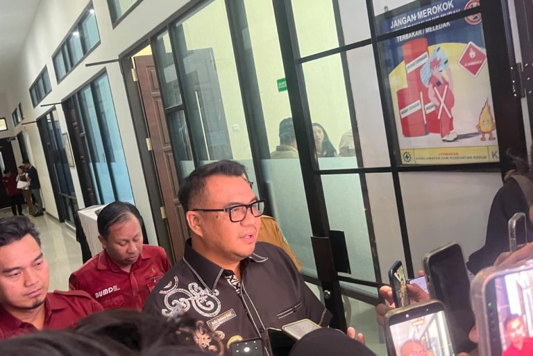 Bupati Kukar, Aulia Rahman Basri saat diwawancarai media. (Foto: katamedia.co)