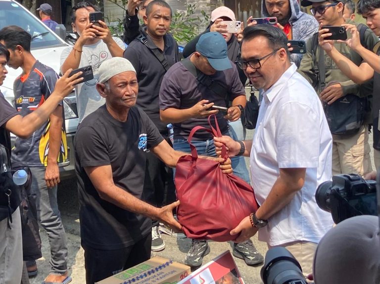 Bupati Kukar, Aulia Rahman Basri saat memberikan bantuan logistik korban kebakaran di Jalan Kartini, Loa Ipuh, Tenggarong, Minggu (18/10/2026). (Foto: katamedia.co)