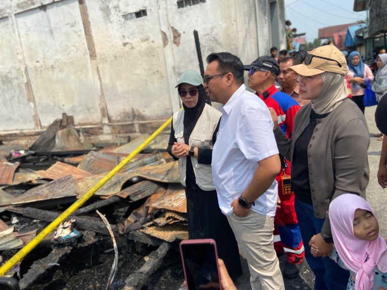 Bupati Kukar, Aulia Rahman Basri saat meninjau lokasi pascakebakaran di Gang Karya, Jalan Kartini, Loa Ipuh, Tenggarong, Sabtu (18/10/2026). (Foto: katamedia.co)