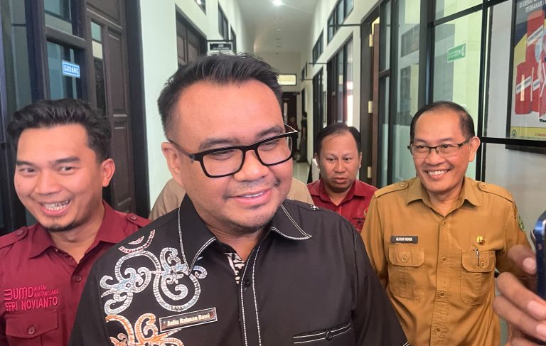 Bupati Kutai Kartanegara (Kukar) Aulia Rahman Basri mendorong BUMD mengoptimalkan potensi usaha agar menjadi penopang pendapatan asli daerah (PAD). (Foto: katamedia.co)