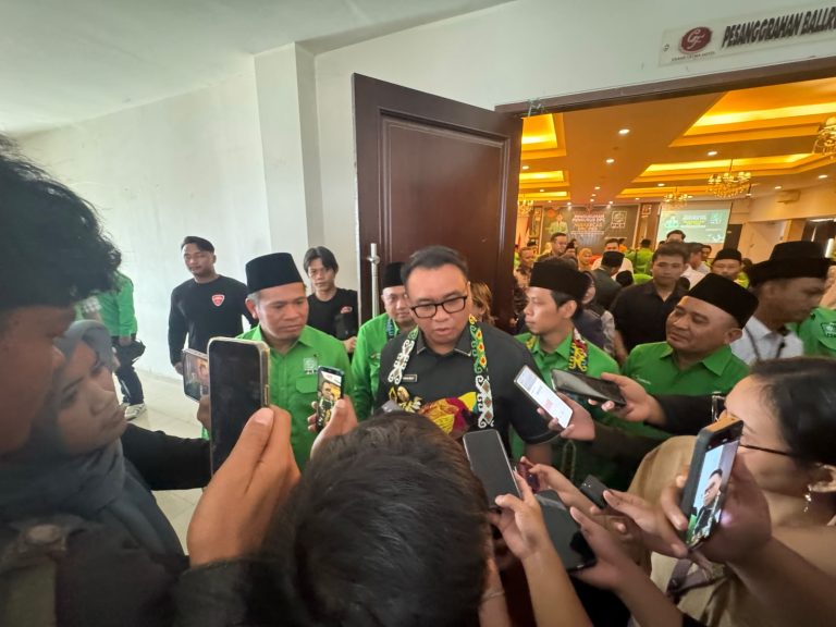 Bupati Kutai Kartanegara (Kukar) Aulia Rahman Basri saat diwawancarai usai menghadiri pengukuhan pengurus DPC PKB Kukar periode 2026–2031. (Foto: katamedia.co)