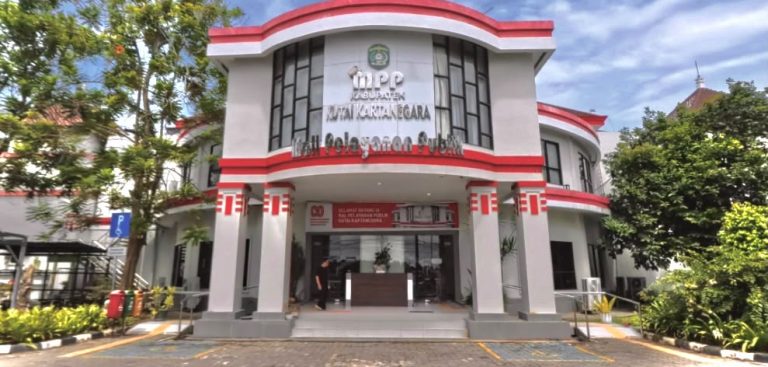 Gedung Mal Pelayanan Publik (MPP) Kabupaten Kutai Kartanegara (Kukar) di Tenggarong yang menjadi pusat pelayanan terpadu bagi masyarakat. (Foto: katamedia.co)