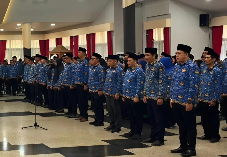 64 pejabat dilantik oleh Bupati Kukar, Aulia Rahman Basri, Jumat (2/10/2026). (Foto: katamedia.co)