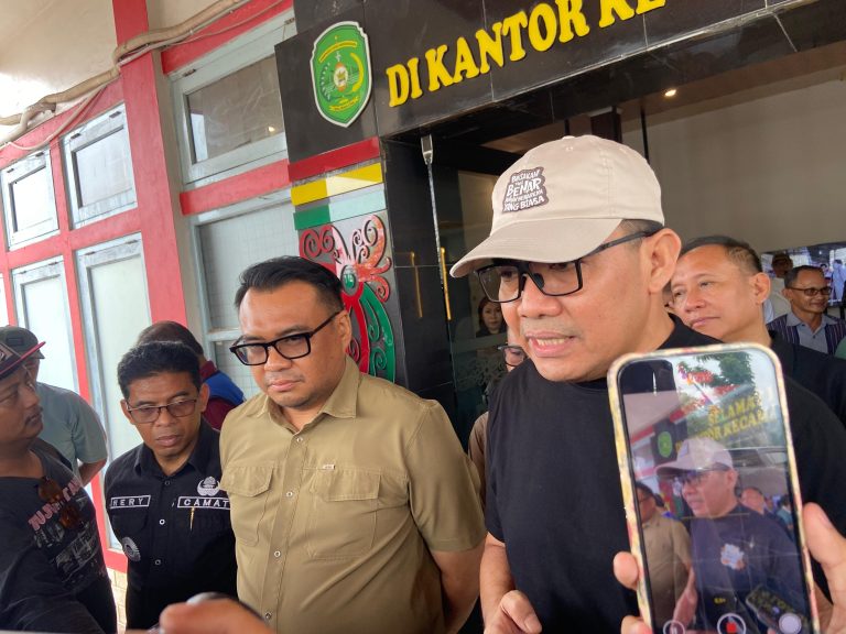Bupati Kukar, Aulia Rahman Basri bersama Wali Kota Samarinda, Andi Harun usai rapat di Kantor Kecamatan Loa Janan, Sabtu (3/10/2026). (Foto: katamedia.co)
