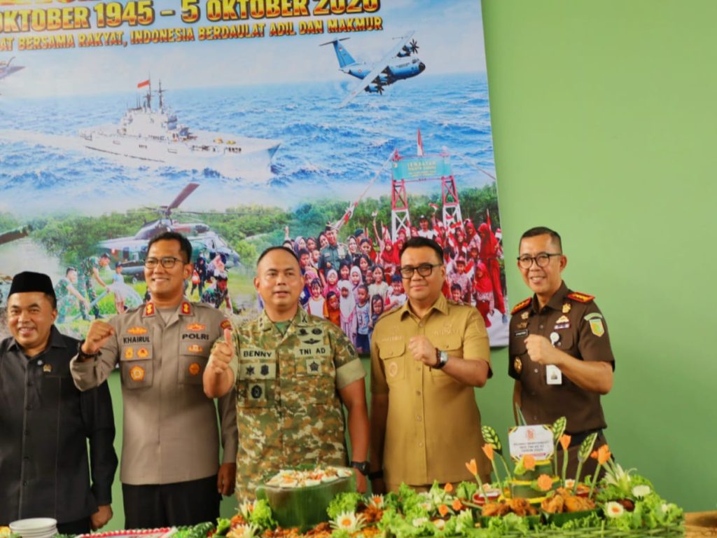 Bupati Kukar, Aulia Rahman Basri saat silaturahmi ke Makodim 0906/Kutai Kartanegara, Senin (5/10/2026). (Foto: katamedia.co)