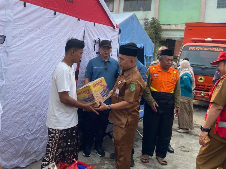 Asisten I Bidang Pemerintahan dan Kesejahteraan Rakyat Sekretariat Daerah Kukar, Ahmad Taufik Hidayat menyerahkan bantuan kepada para korban kebakaran, Selasa (6/10/2026). (Foto: katamedia.co)