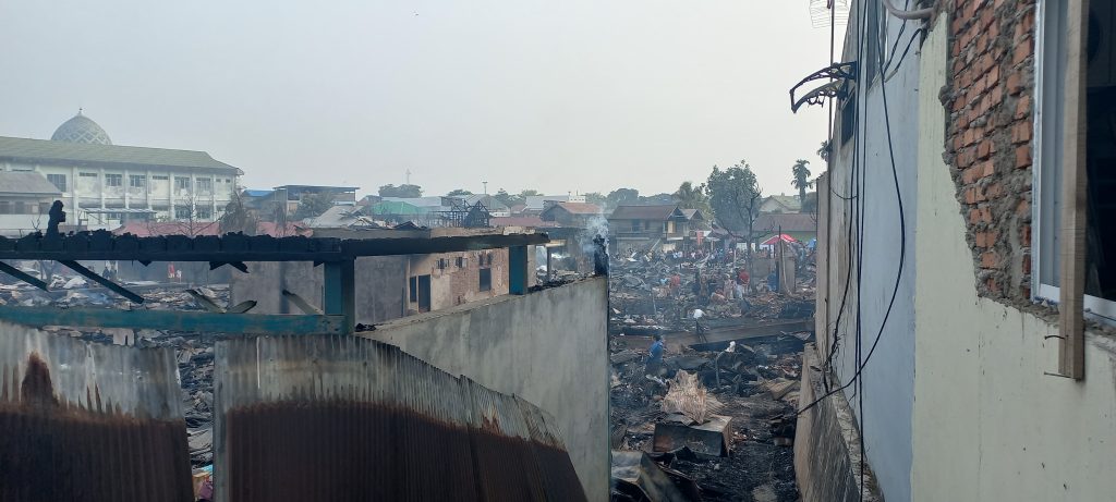 Lokasi pascakebakaran di Jalan A.M. Alimuddin, RT 33, Kelurahan Melayu, Kecamatan Tenggarong yang menghanguskan lebih dari 50 bangunan. (Foto: katamedia.co)