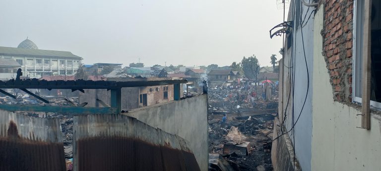Lokasi pascakebakaran di Jalan A.M. Alimuddin, RT 33, Kelurahan Melayu, Kecamatan Tenggarong yang menghanguskan lebih dari 50 bangunan. (Foto: katamedia.co)