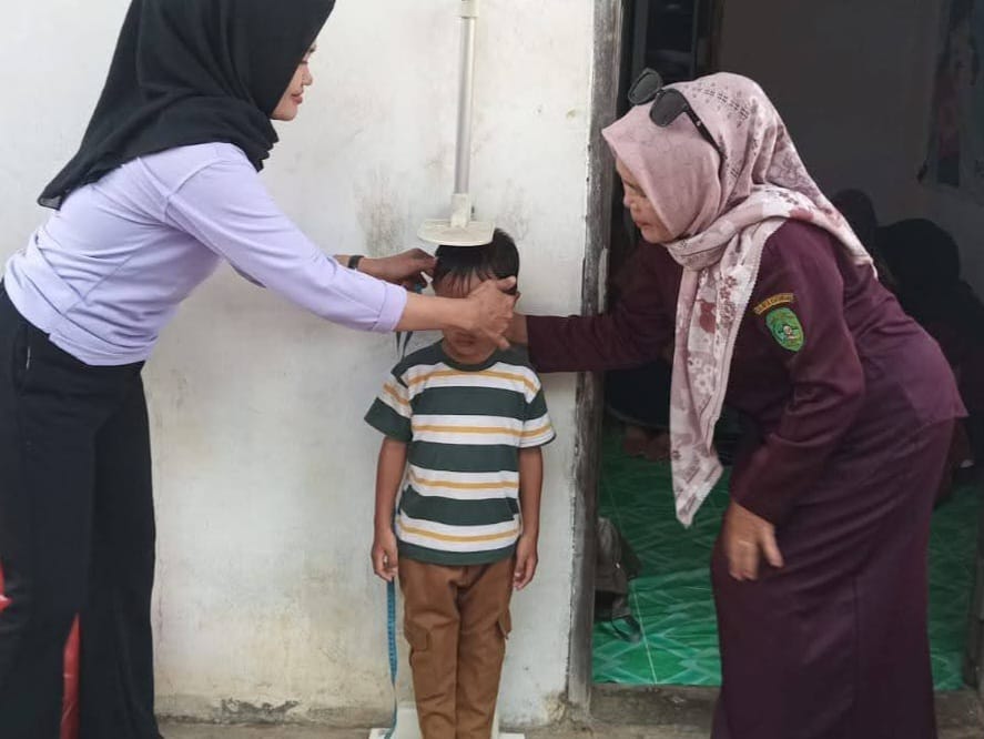 Pemantauan tumbuh kembang anak di Posyandu Desa Cipari Makmur, Kecamatan Muara Kaman, Kabupaten Kutai Kartanegara. (Foto: katamedia.co)