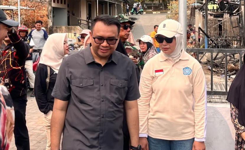 Bupati Kukar, Aulia Rahman tinjau lokasi pascakebakaran di Kelurahan Melayu, Tenggarong, Kamis (8/10/2026). (Foto: katamedia.co)
