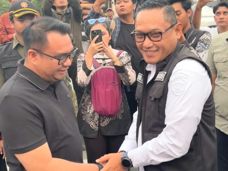 Bupati Kukar, Aulia Rahman Basri (kiri) dampingi Wakil Gubernur Kaltim, Seno Aji (kanan) menyerahkan bantuan kepada korban kebakaran di Kelurahan Melayu, Tenggarong. (Foto: katamedia.co)