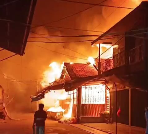 Kebakaran yang terjadi di Jalan Jenderal Sudirman, RT 7, Desa Muara Muntai Ulu, Kecamatan Muara Muntai, Kabupaten Kutai Kartanegara (Kukar), pada Jumat (9/10/2026) dini hari. (Foto: katamedia.co)
