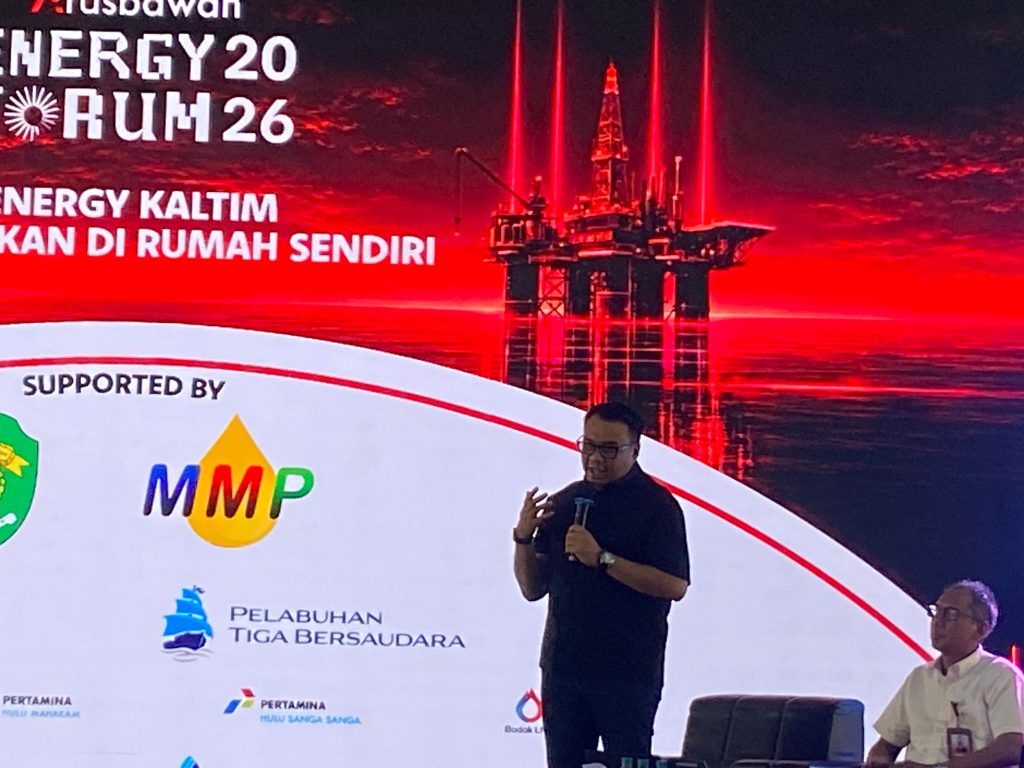 Bupati Kukar, Aulia Rahman Basri, saat menjadi narasumber diskusi bertema “Menjadi Tuan Rumah di Negeri Energi” yang diselenggarakan Arusbawah.co di Gedung Olah Bebaya, kompleks Kantor Gubernur Kalimantan Timur (Kaltim), Sabtu (10/10/2026). (Foto: katamedia.co)