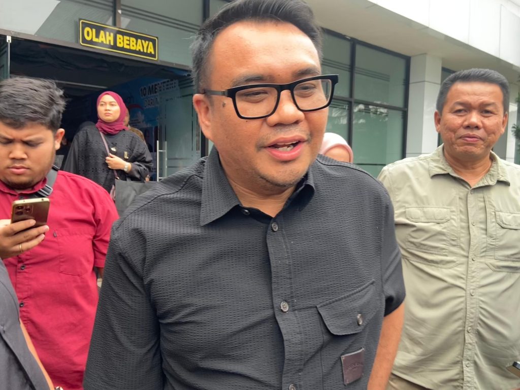 Bupati Kukar, Aulia Rahman Basri saat diwawancarai, Sabtu (10/10/2026). (Foto: katamedia.co)