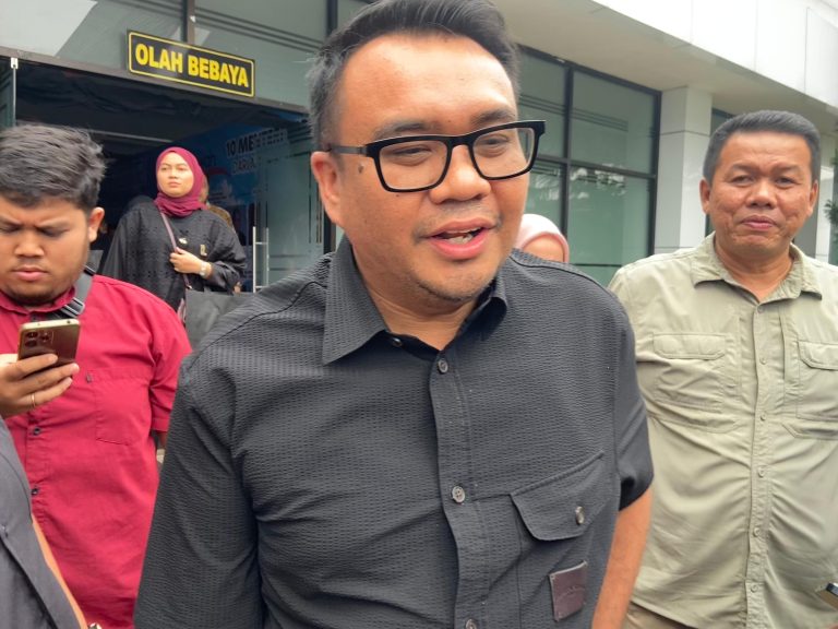 Bupati Kukar, Aulia Rahman Basri saat diwawancarai, Sabtu (10/10/2026). (Foto: katamedia.co)