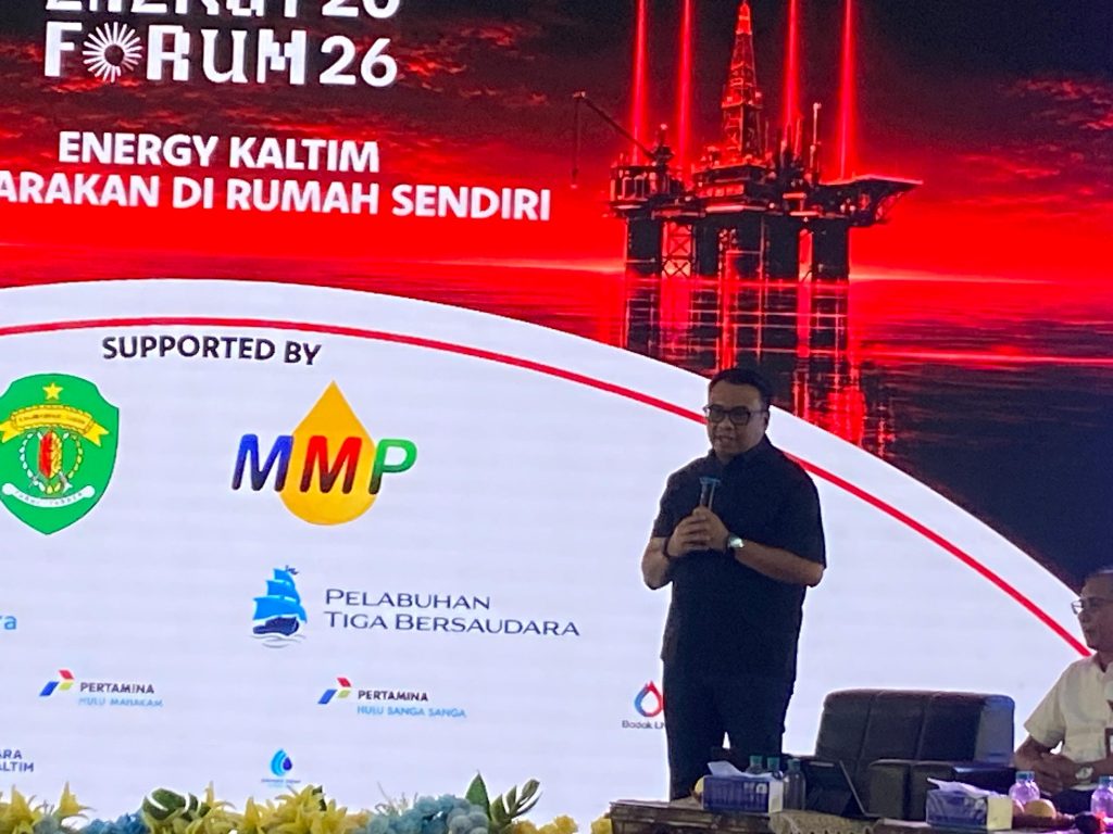 Bupati Kukar, Aulia Rahman Basri, saat hadir sebagai narasumber dalam forum diskusi publik bertema “Menjadi Tuan Rumah di Negeri Energi” di Gedung Olah Bebaya, kompleks Kantor Gubernur Kaltim, Sabtu (10/10/2026). (Foto: katamedia.co)