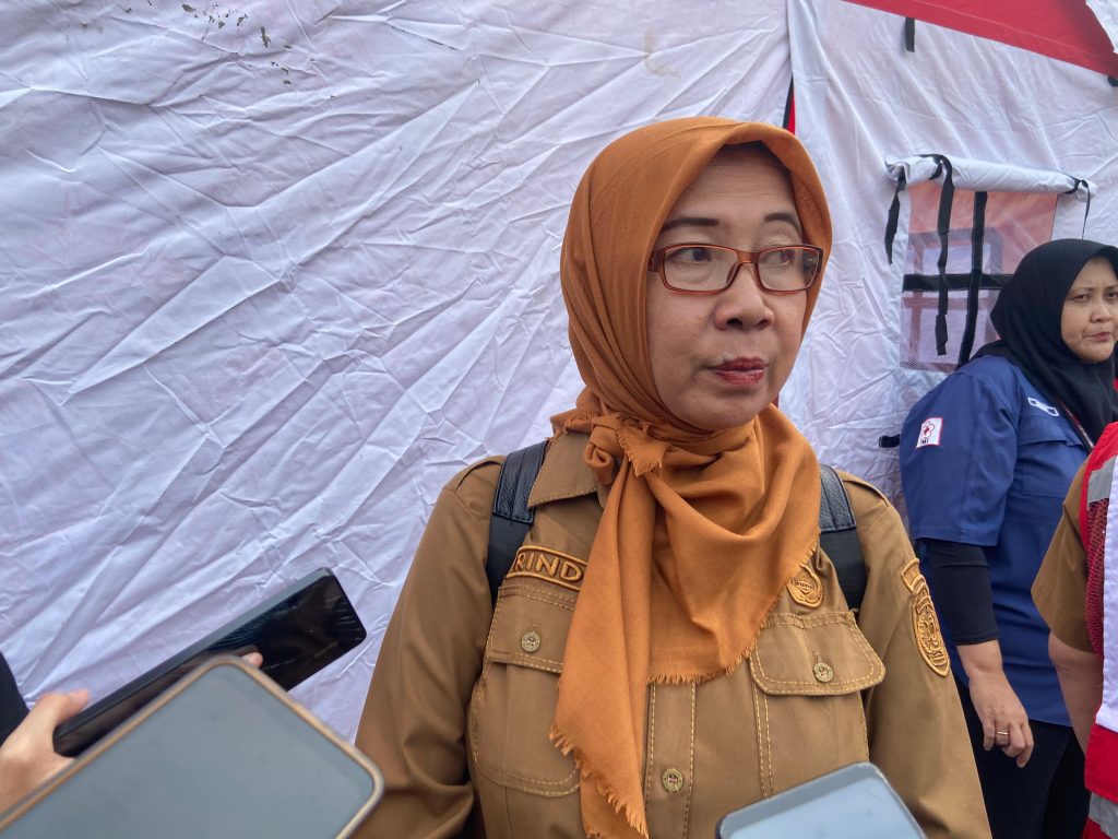 Kepala Dinsos Kukar, Rinda Desianti saat diwawancarai media. (Foto: katamedia.co)