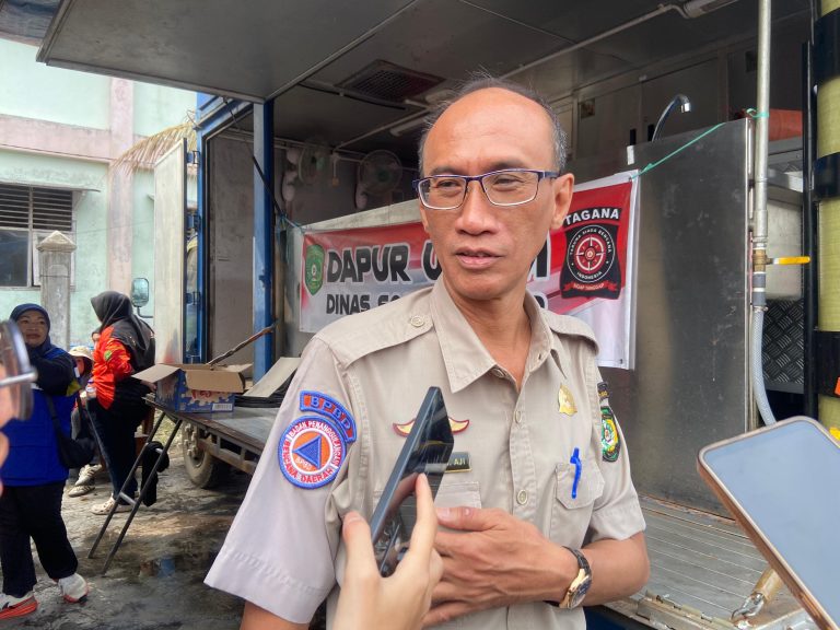 Kepala Badan Penanggulangan Bencana Daerah (BPBD) Kukar, Setianto Nugroho Aji, saat diwawancarai media. (Foto: katamedia.co)
